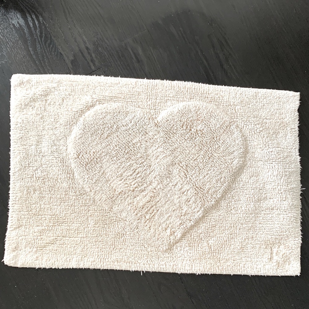 Raised Heart Bath Mat❤️
